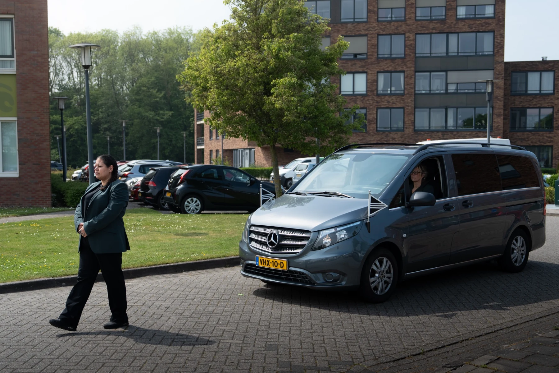 De rouwauto vertrekt vanaf het verzorgingshuis